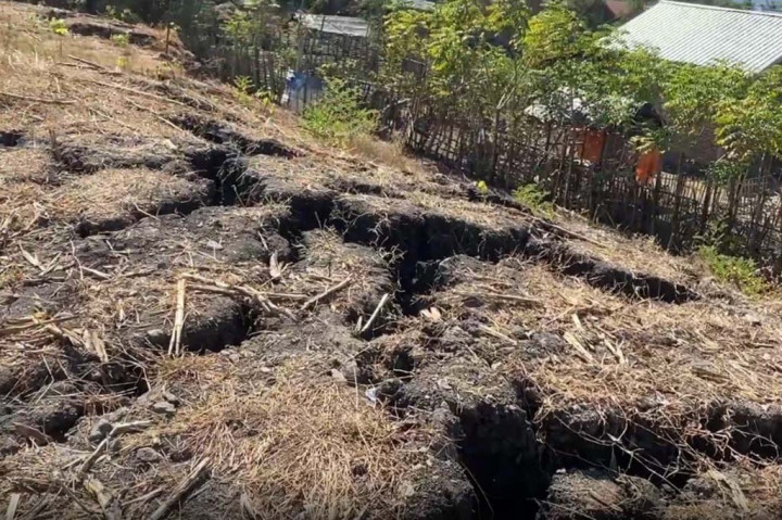 Diakui warga sekitar, pergerakan tanah ini sudah terjadi kurang lebih sebulan lamanya dan paling parah terjadi dua pekan lalu hingga rumah warga rusak parah.