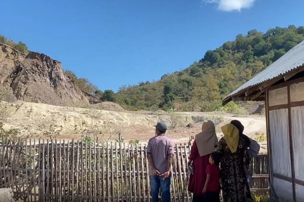Pemerintah kini sudah menyediakan tenda darurat di sekitarnya serta memasang garis polisi agar tidak dilewati warga.