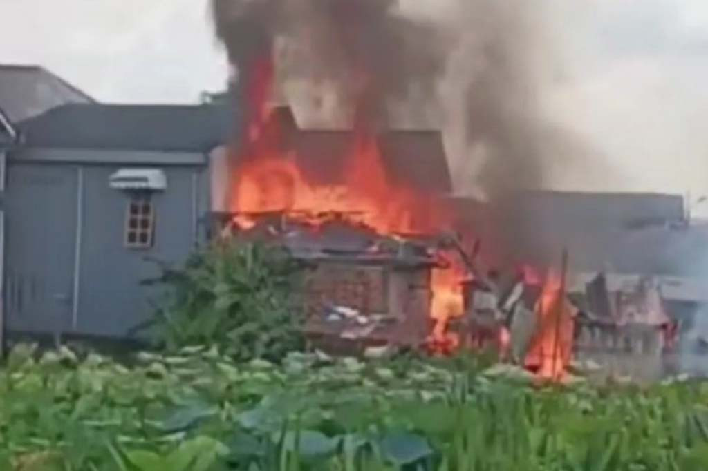 Akibat Bakar Sampah kemudian di tinggal, Tiga Rumah di Palembang, Sumatera Selatan, ludes Dilahap Sijago Merah, Rabu, 7 Juni 2023. Seorang warga sempat jatuh pingsan usai mengetahui rumah ludes tak bersisa.