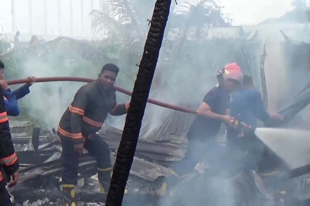 Tiga rumah Panggung dan semi permanen habis dilahap si jago merah di jalan Jl. Sutan Syahrir Lorong Teratai, Kelurahan 5 Ilir, Kecamatan Ilir Timur II sekitar pukul 12:00 WIB.