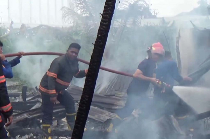 Tiga rumah Panggung dan semi permanen habis dilahap si jago merah di jalan Jl. Sutan Syahrir Lorong Teratai, Kelurahan 5 Ilir, Kecamatan Ilir Timur II sekitar pukul 12:00 WIB.