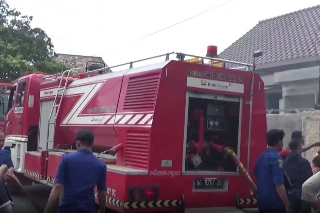 Akibat kejadian ini seorang pemilik rumah yang rumah nya ludes terbakar sempat jatuh pingsan dan harus dilarikan ke rumah sakit terdekat. Lantaran, barang - barang berharga milik nya tidak bisa di selamatkan karena kondisinya saat itu sedang berada diluar rumah.