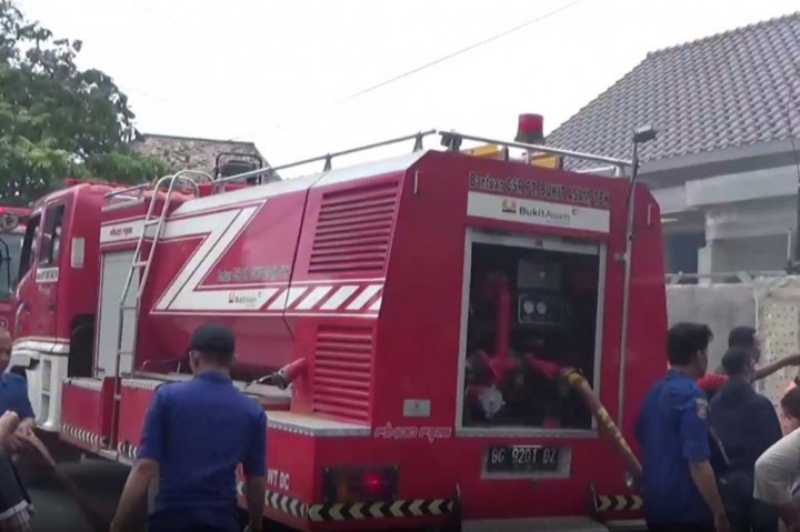 Akibat kejadian ini seorang pemilik rumah yang rumah nya ludes terbakar sempat jatuh pingsan dan harus dilarikan ke rumah sakit terdekat. Lantaran, barang - barang berharga milik nya tidak bisa di selamatkan karena kondisinya saat itu sedang berada diluar rumah.