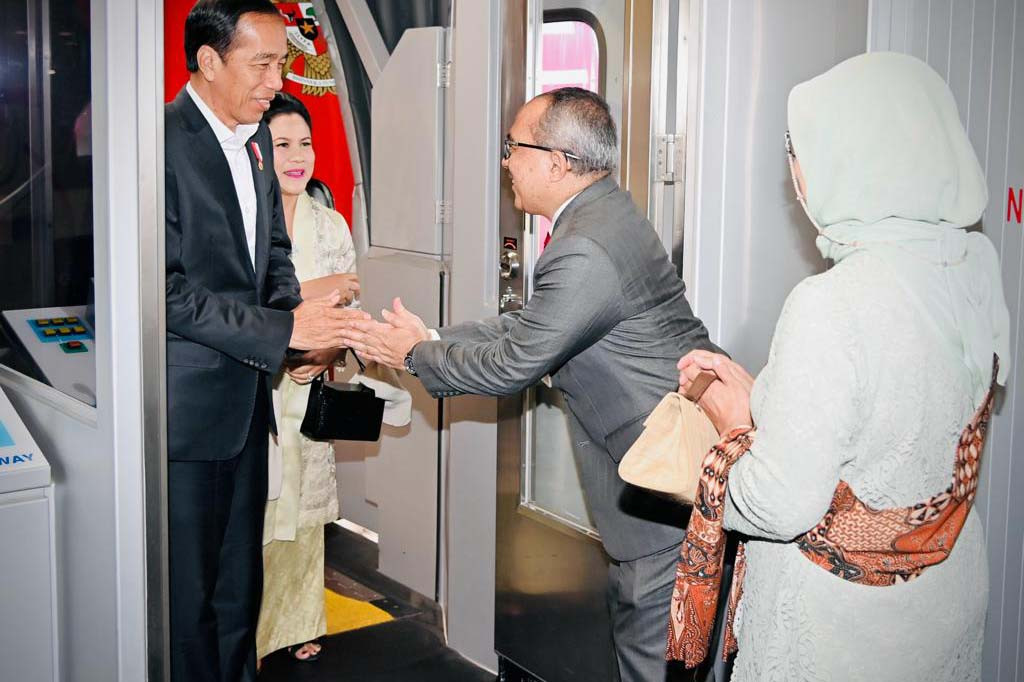 Setelah menempuh perjalanan selama kurang lebih 1 jam 30 menit, Presiden Joko Widodo dan Ibu Iriana Joko Widodo tiba di Bandara Internasional Changi, Singapura, Rabu, 7 Juni 2023. Pesawat Kepresidenan Indonesia-1 mendarat di Bandara Changi sekitar pukul 10.22 waktu setempat.