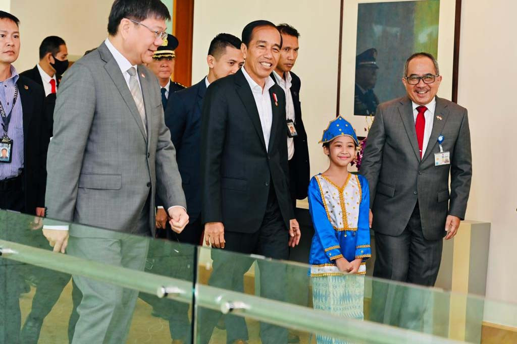 Setelah turun dari pesawat, Presiden Jokowi dan Ibu Iriana tampak disambut oleh Kepala Protokol Negara Singapura Chia Wei Wen, Deputi Dirjen ASEAN Singapura Karen Ong, Dubes Singapura untuk RI Kwok Fook Seng dan istri, Dubes RI untuk Singapura Suryo Pratomo dan istri, Atase Pertahanan RI Singapura Kolonel Pnb. Achmad Zailani dan istri, serta CEO Temasek Foundation Ng Boon Heong.