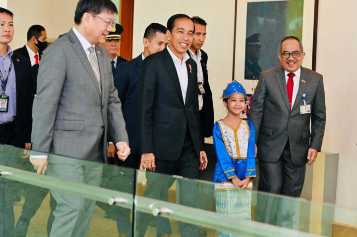 Setelah turun dari pesawat, Presiden Jokowi dan Ibu Iriana tampak disambut oleh Kepala Protokol Negara Singapura Chia Wei Wen, Deputi Dirjen ASEAN Singapura Karen Ong, Dubes Singapura untuk RI Kwok Fook Seng dan istri, Dubes RI untuk Singapura Suryo Pratomo dan istri, Atase Pertahanan RI Singapura Kolonel Pnb. Achmad Zailani dan istri, serta CEO Temasek Foundation Ng Boon Heong.