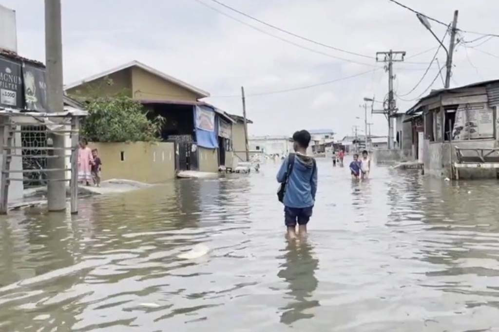 Ratusan rumah dan jalan di Belawan, Rabu, 7 Juni 2023 sore, terendam banjir rob atau pasang air laut. Fenomena alam atau banjir dengan ketinggian mencapai paha orang dewasa ini membuat warga dan pelajar kesulitan untuk beraktivitas.