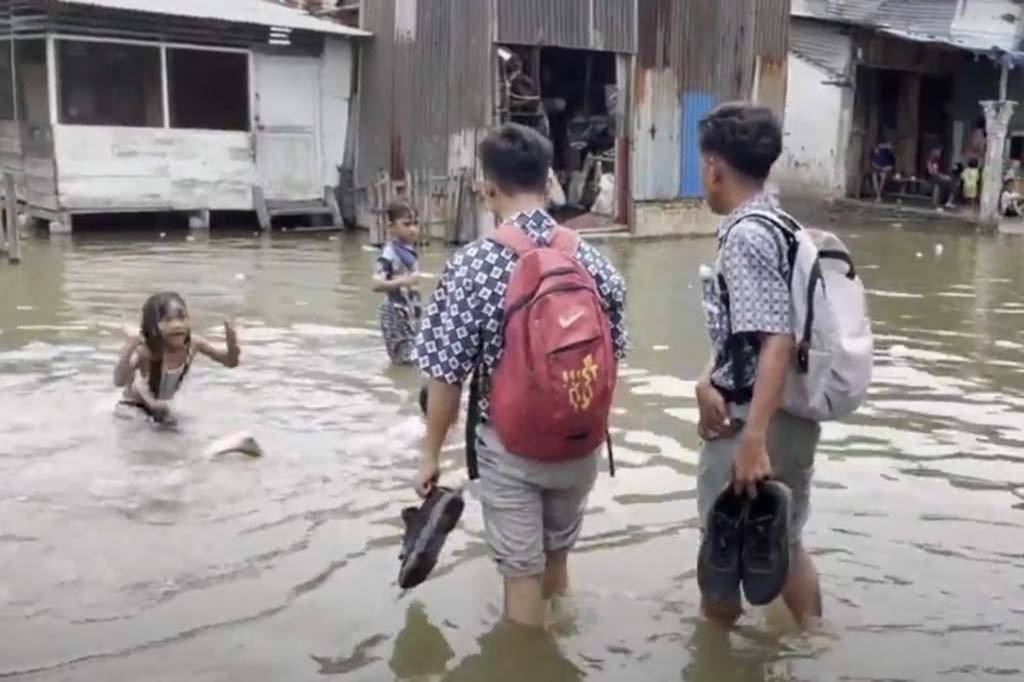 Fenomena alam atau banjir rob ini telah sering kali terjadi dan semakin parah. Air laut naik ke permukaan hingga ke jalan terjadi pukul 15.00 WIB dan kembali surut 18.00 WIB, yang kemudian menyisakan banyak sampah.