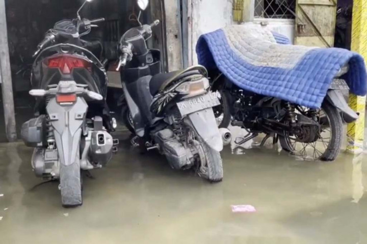 Warga berharap Pemerintah Kota Medan mempercepat pembangunan tanggul, agar banjir rob tidak meluas berdampak kepada aktivitas warga terganggu.