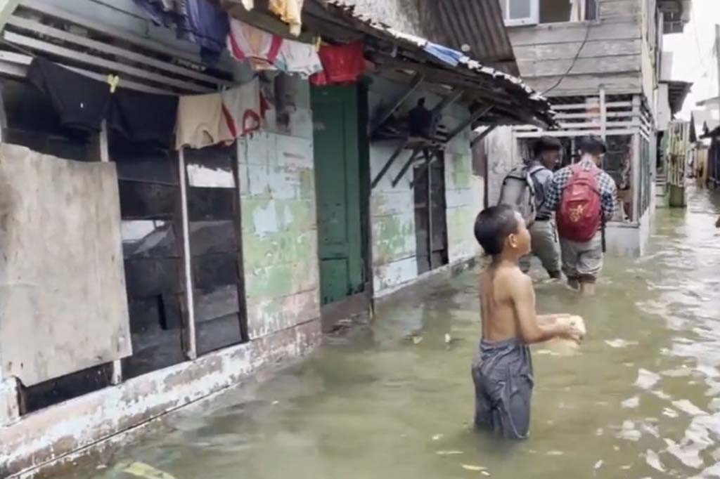 Hal ini membuat warga yang hendak beraktivitas, harus mengarungi banjir rob, bahkan para pelajar yang hendak pergi dan pulang sekolah harus membuka sepatu dan mengangkat tinggi celana karena khawatir basah.