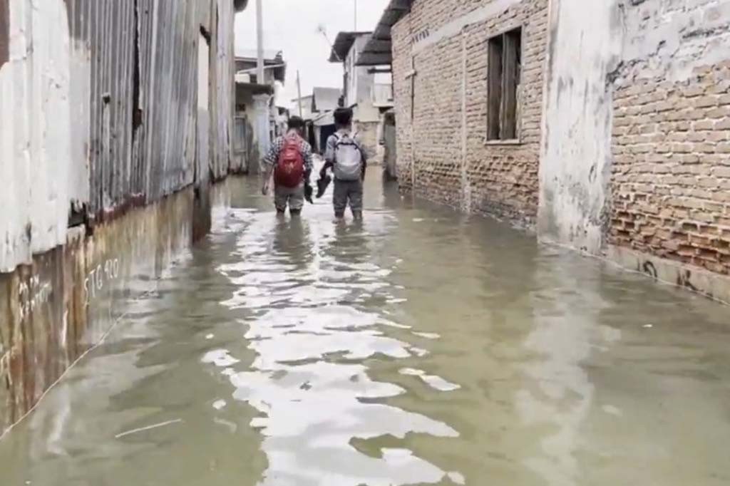 Kawasan pesisir Belawan, tepatnya di jalan Taman makam pahlawan, Kecamatan Medan Belawan, terendam banjir rob atau banjir yang disebabkan oleh pasang air laut.