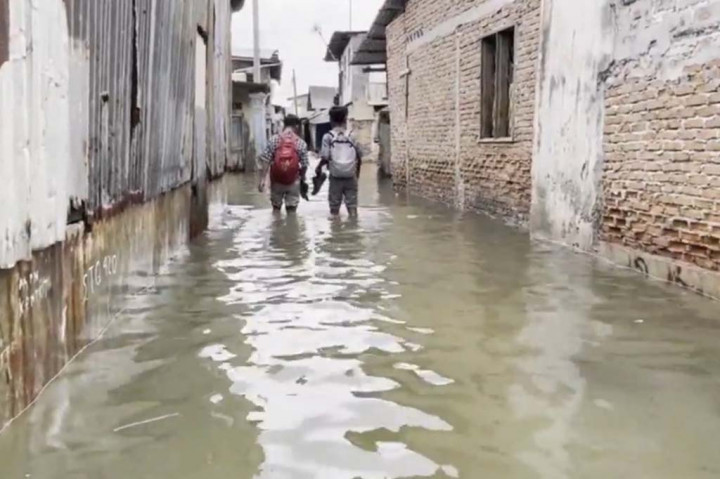 Kawasan pesisir Belawan, tepatnya di jalan Taman makam pahlawan, Kecamatan Medan Belawan, terendam banjir rob atau banjir yang disebabkan oleh pasang air laut.