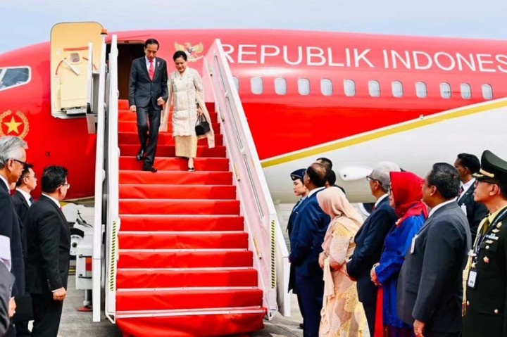 Selepas melakukan kunjungan kerja di Singapura, Presiden Joko Widodo dan Ibu Iriana Joko Widodo bertolak menuju Kuala Lumpur, Malaysia, pada Rabu, 7 Juni 2023. Dari Bandara Internasional Changi, Pesawat Kepresidenan Indonesia-1 lepas landas sekitar pukul 14.42 waktu setempat.