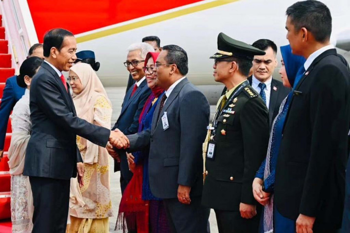 Rombongan Presiden mendarat di Bandara Internasional Kuala Lumpur sekitar pukul 15.40 waktu setempat. Di ruang VIP Bunga Raya Bandara Internasional Kuala Lumpur, Presiden Jokowi dan Ibu Iriana disambut oleh Menteri Luar Negeri Malaysia Dato’ Seri Diraja Zambry Abdul Kadir beserta istri, Duta Besar RI untuk Malaysia Hermono dan istri, Atase Pertahanan RI di Malaysia Kolonel Kav. Guruh Prabowo Wirajati dan istri, serta Kuasa Usaha Ad Interim Malaysia untuk Indonesia Adlan Mohd Shaffieq.