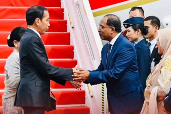 Tampak melepas keberangkatan Presiden dan Ibu Iriana yakni Kepala Protokol Negara Singapura Chia Wei Wen, Deputi Dirjen ASEAN Singapura Karen Ong, Dubes Singapura untuk RI Kwok Fook Seng dan istri, Dubes RI untuk Singapura Suryo Pratomo dan istri, serta Atase Pertahanan RI Singapura Kolonel Pnb. Achmad Zailani dan istri.