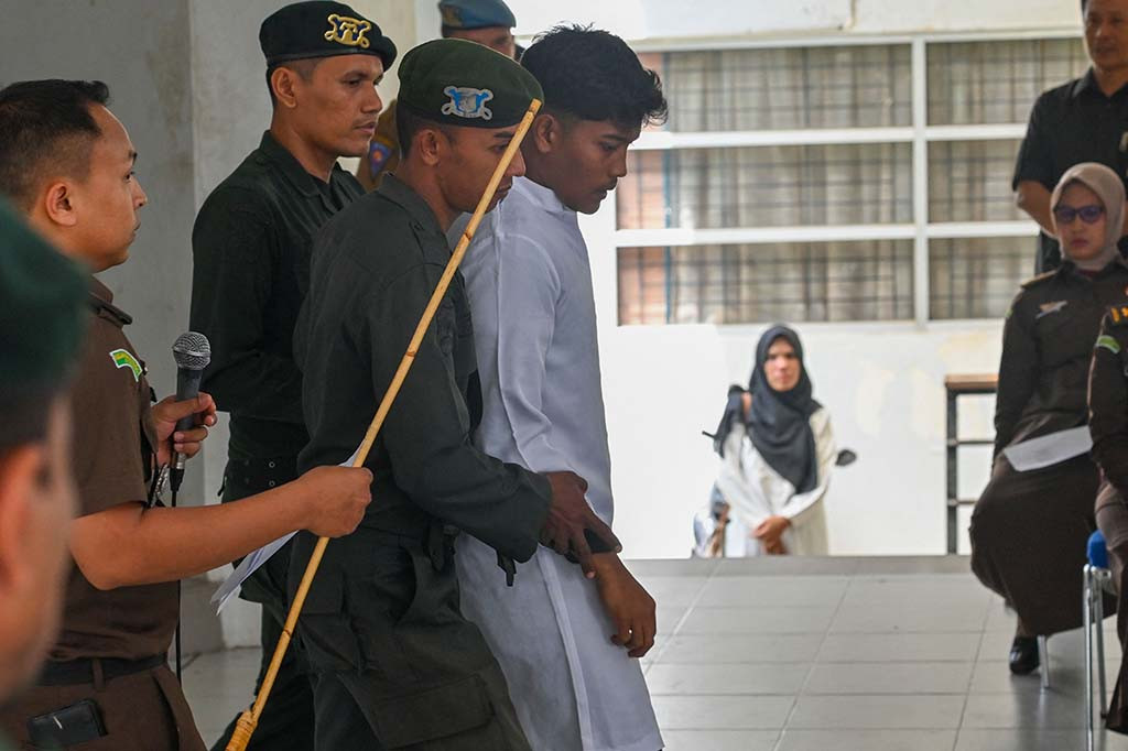 Prosesi uqubat cambuk terhadap pelaku perzinaan yakni laki-laki M (24) warga Aceh Besar dan perempuan RO (23) warga Aceh Tengah itu berlangsung di taman Bustanussalatin (taman sari) Banda Aceh.