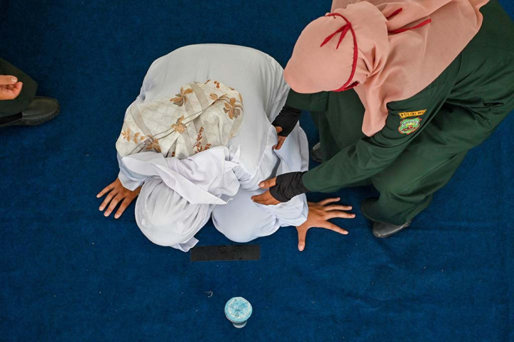 Isna menjelaskan berdasarkan putusan Mahkamah Syariah Banda Aceh masing-masing pelaku menerima hukuman cambuk sebanyak 25 kali, lalu dikurangi masa tahanan sementara yang telah dijalani selama 4 bulan atau 91 hari (kurungan).