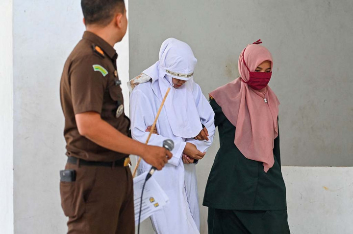 Kejaksaan Negeri (Kejari) Banda Aceh bersama Satpol PP dan Wilayatul Hisbah (WH) Banda Aceh mengeksekusi hukuman (uqubat) cambuk terhadap dua pelaku yang terbukti melakukan ikhtilat atau perzinaan, masing-masing 21 kali.