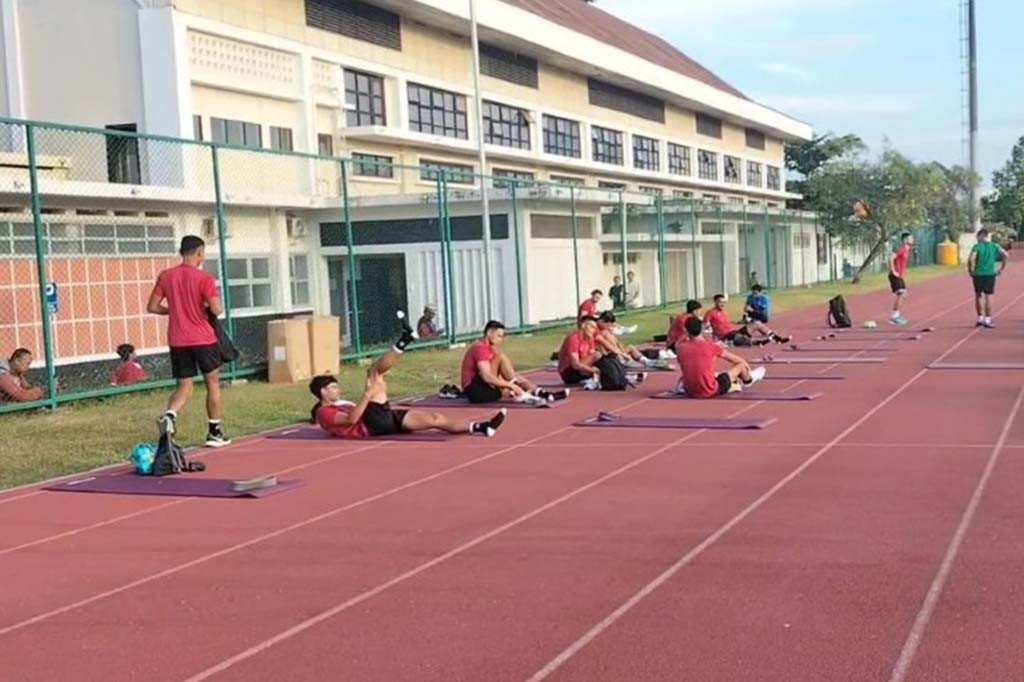 Timnas Indonesia senior kembali menggelar latihan dilapangan Thor Surabaya. Pada latihan yang di ikuti oleh 15 pemain ini, Sandy walsh harus mengakhiri sesi latihan dengan cepat karena mengalami cidera.