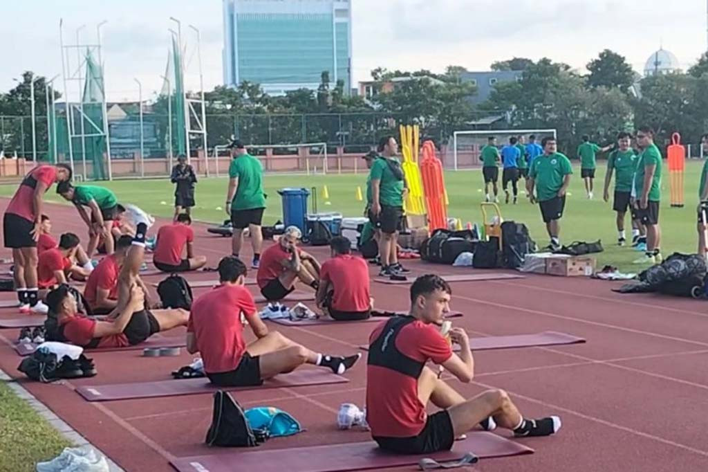 Selama dua jam para pemain ini melakukan latihan ringan dan didampingi oleh asisten pelatih.