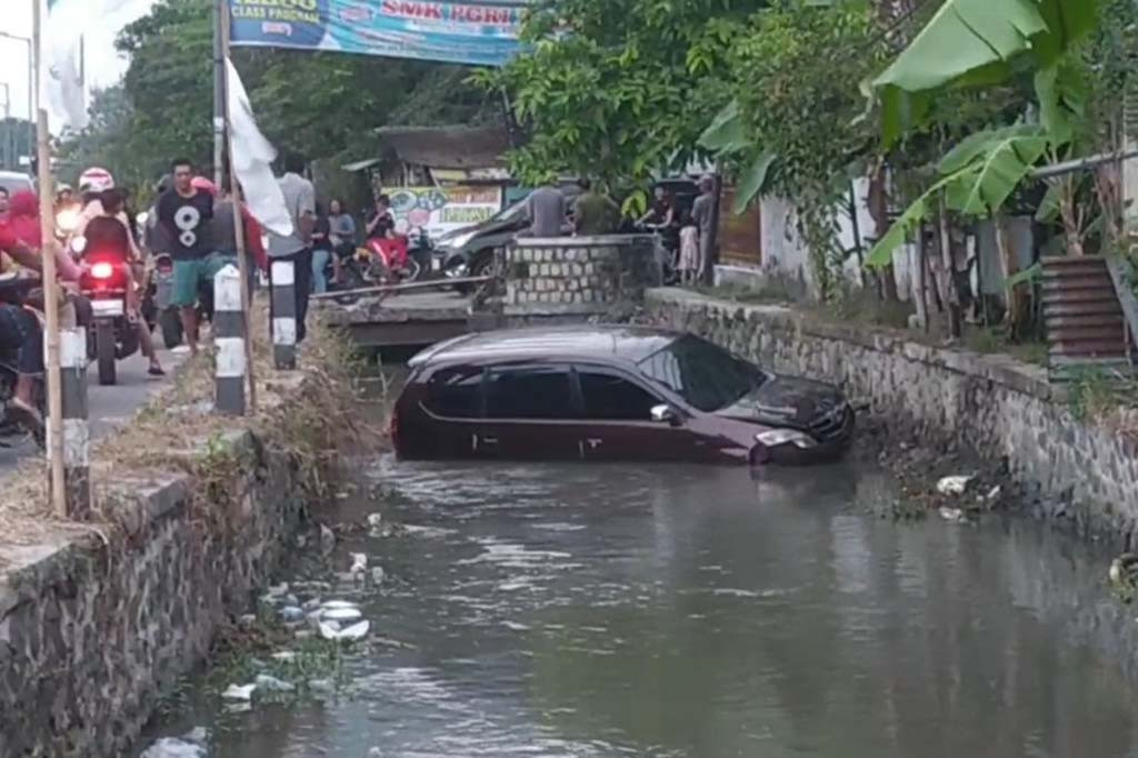 Kecelakaan ini terjadi di jalan raya alternatif penghubung Jombang - Mojokerto di Desa Ploso, Kecamatan Ploso, Rabu, 7 Juni 2023.