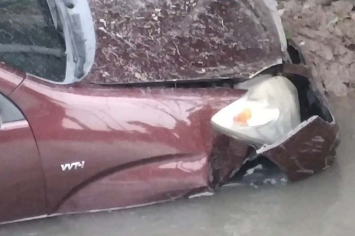 Saksi mata mengatakan, kecelakaan bermula saat minibus nopol S 1101 TO ini melaju dari arah Barat Jombang menuju timur Mojokerto. Saat melintas di TKP, minibus yang dikemudikan Harto warga asal Ngusikan, berpapasan dengan sebuah truk yang sedang melaju dari arah berlawanan.