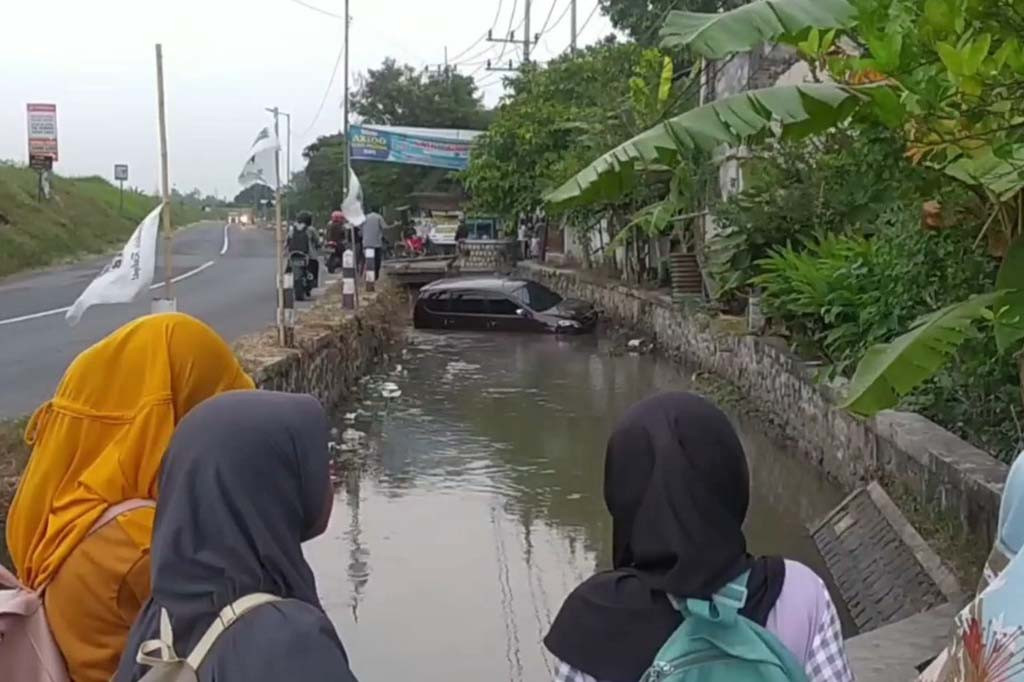Sebuah minibus terjun ke dasar sungai di Kabupaten Jombang Jawa Timur. Kecelakaan diduga akibat sopir masih gagap mengemudikan kendaraan di jalan raya.