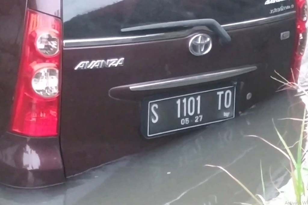 Meski begitu, tidak ada korban jiwa dalam kecelakaan ini. Penumpang minibus yang berjumlah dua orang hanya mengalami lecet dibagian tangan dan kaki.