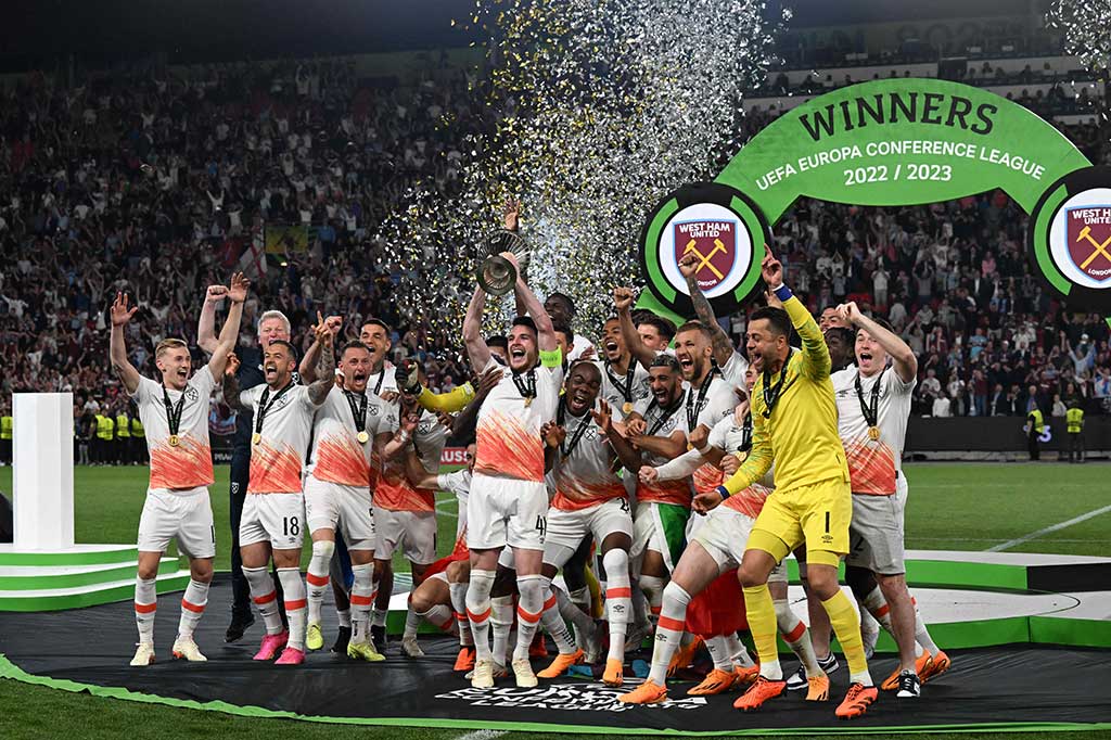 West Ham merengkuh gelar Liga Conference usai mengalahkan Fiorentina dengan skor 2-1 pada partai final di Stadion Eden Arena, Praha, Kamis, 8 Juni 2023 dini hari WIB.