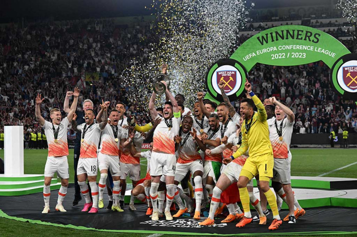 West Ham merengkuh gelar Liga Conference usai mengalahkan Fiorentina dengan skor 2-1 pada partai final di Stadion Eden Arena, Praha, Kamis, 8 Juni 2023 dini hari WIB.