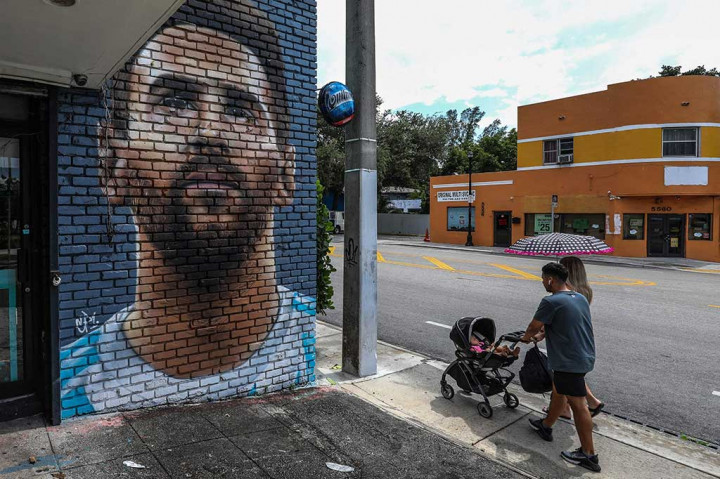Orang-orang berjalan di depan mural yang menggambarkan pemain sepak bola Argentina Lionel Messi di Miami, Amerika Serikat pada Rabu, 7 Juni 2023.
