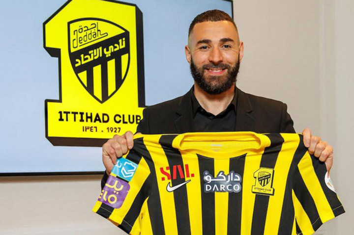 Pemenang Ballon d'Or Real Madrid Karim Benzema akan bergabung dengan Cristiano Ronaldo di Liga Arab Saudi, setelah menandatangani kontrak tiga tahun bersama Al-Ittihad, Selasa, 6 Juni 2023.