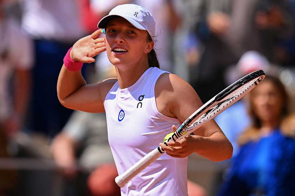 Petenis nomor satu dunia sekaligus juara bertahan Iga Swiatek, yang mengejar gelar ketiganya di Roland Garros, mengalahkan Coco Gauff 6-4, 6-2 di perempat final French Open, Rabu, 7 Juni 2023 waktu setempat.