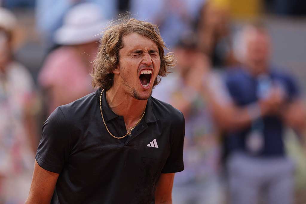 Alexander Zverev kembali secara emosional ke semifinal French Open, satu tahun setelah cedera pergelangan kaki membuat kariernya tidak menentu.