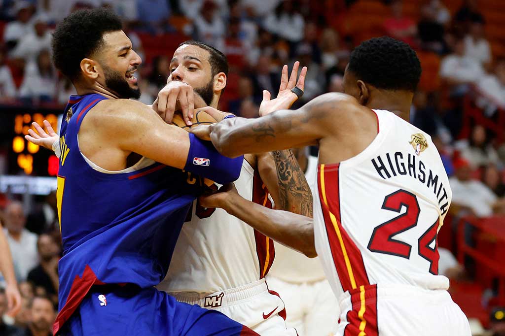 Murray mencetak 34 poin, 10 rebound, dan 10 assist dan Jokic dengan 32 poin, 21 rebound, dan 10 assists.