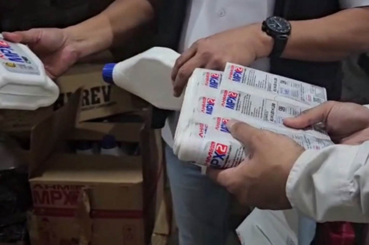 Sembilan pabrik pembuatan dan penyimpanan oli palsu dari berbagai merek digrebek Direktorat Tindak Pidana Tertentu Bareskrim Polri di dua lokasi terpisah, di Jawa Timur, Kamis, 8 Juni 2023. Selain mengamankan lima orang tersangka, petugas juga menyita puluhan ribu botol oli palsu dan sejumlah mesin produksi.