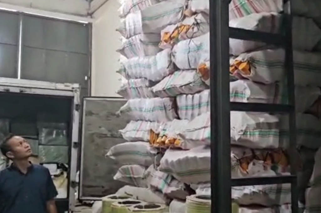 Sejumlah petugas dari Direktorat Tipiter Bareskrim Polri ini menggerebek salah satu pabrik pembuatan oli palsu, di kawasan pergudangan industri Legundi Simo Estate, Driyorejo, Gresik, Jawa Timur. Dari dalam pabrik, petugas mendapati ribuan botol oli palsu, stiker, bahan-bahan pembuatan, termasuk mesin produksi. Ribuan botol oli palsu yang belum ditempeli stiker ditemukan dalam puluhan hingga ratusan karung.