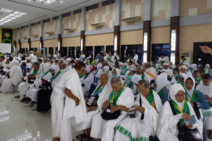 Sebanyak 202 Jemaah Calon Haji (JCH) berangkat ke Tanah Suci dari Bandara Sultan Mahmud Badaruddin II, Kamis, 8 Juni 2023. Penjabat Bupati Musi Banyuasin, Apriyadi meminta agar jemaah bisa fokus untuk beribadah saja, tanpa memikirkan hal lain.