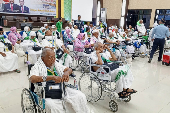 Sementara itu, Kepala Bidang PHU Kanwil Kemenag Sumsel Armet Dachil menjelaskan, dengan keberangkatan kloter 11, Embarkasi Palembang hingga saat ini sudah memberangkatkan 3.950 jemaah dengan rincian 2.831 dari Sumsel, 1.065 asal Bangka Belitung, dan 54 petugas kloter.