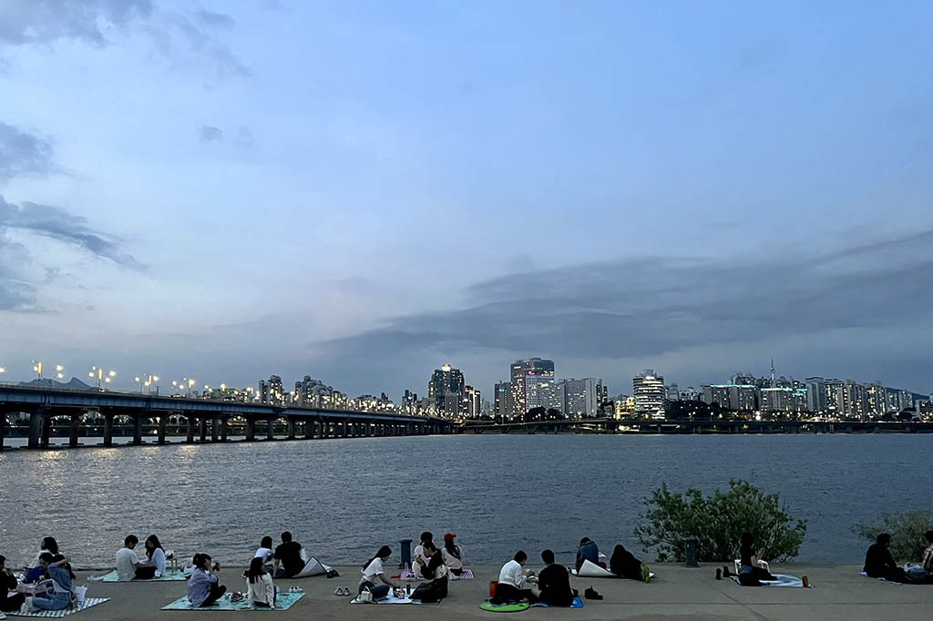 Semakin malam, kawasan Sungai Han semakin ramai.