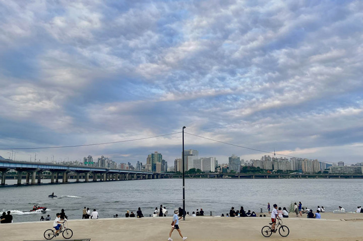 Selain berpiknik, banyak orang datang ke Sungai Han untuk bersepeda dan jogging. 