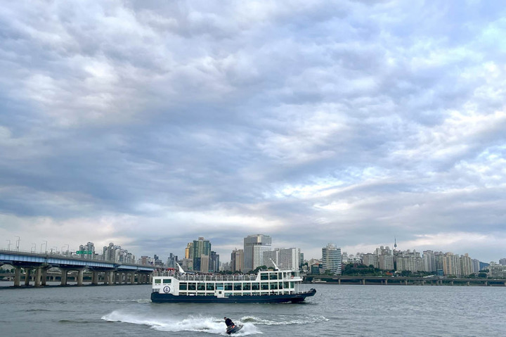 Jika ingin menyusuri Sungai Han sambil menikmati gedung-gedung tinggi di Seoul, pengunjung dapat menaiki kapal pesiar dengan harga paling murah Rp150.000.