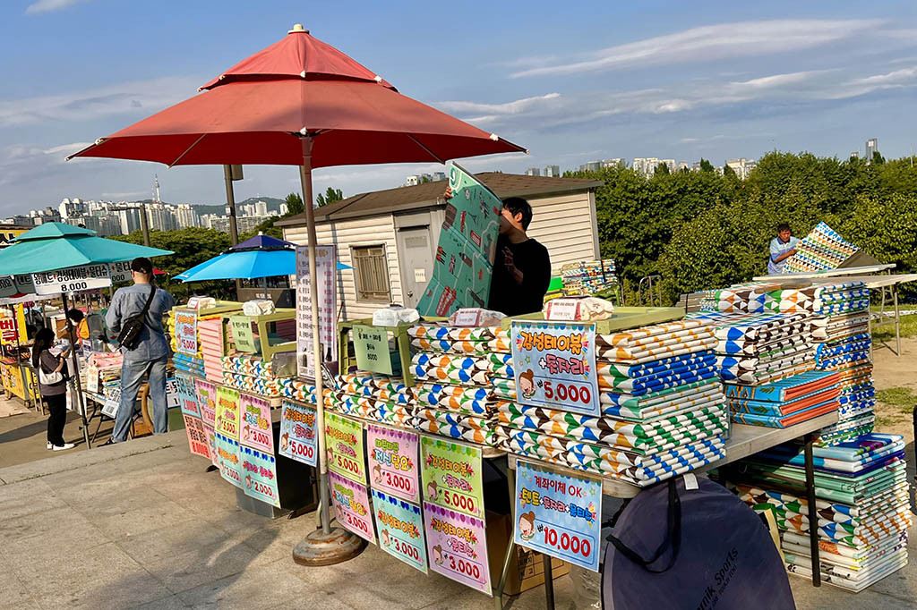 Sungai Han menjadi tempat piknik favorit para wisatawan maupun warga lokal. Sobat Medcom bisa menyewa alas piknik di pedagang yang tersebar di sekitar sungai.