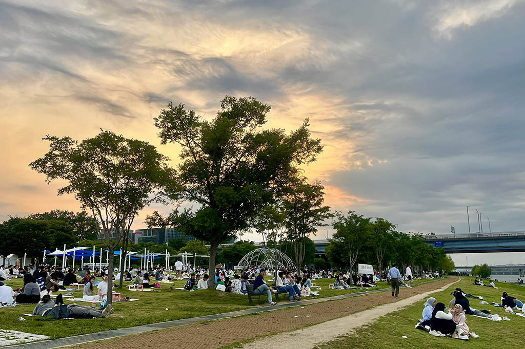Menikmati matahari terbenam sambil bersantai di Sungai Han.