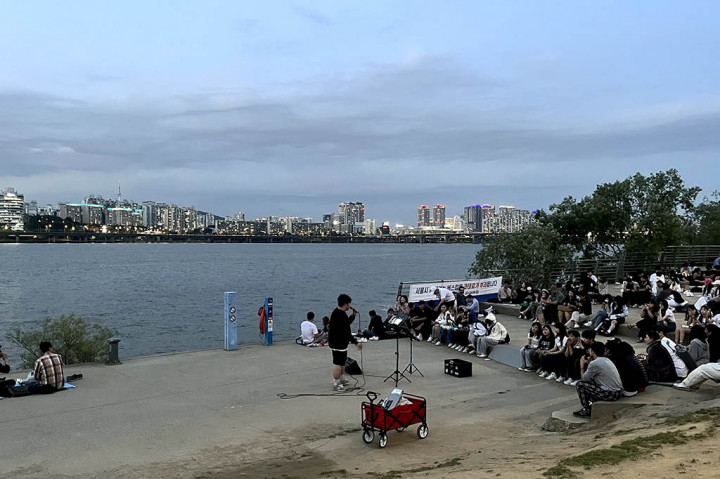 Menjelang malam, akan ada street performance di Sungai Han.