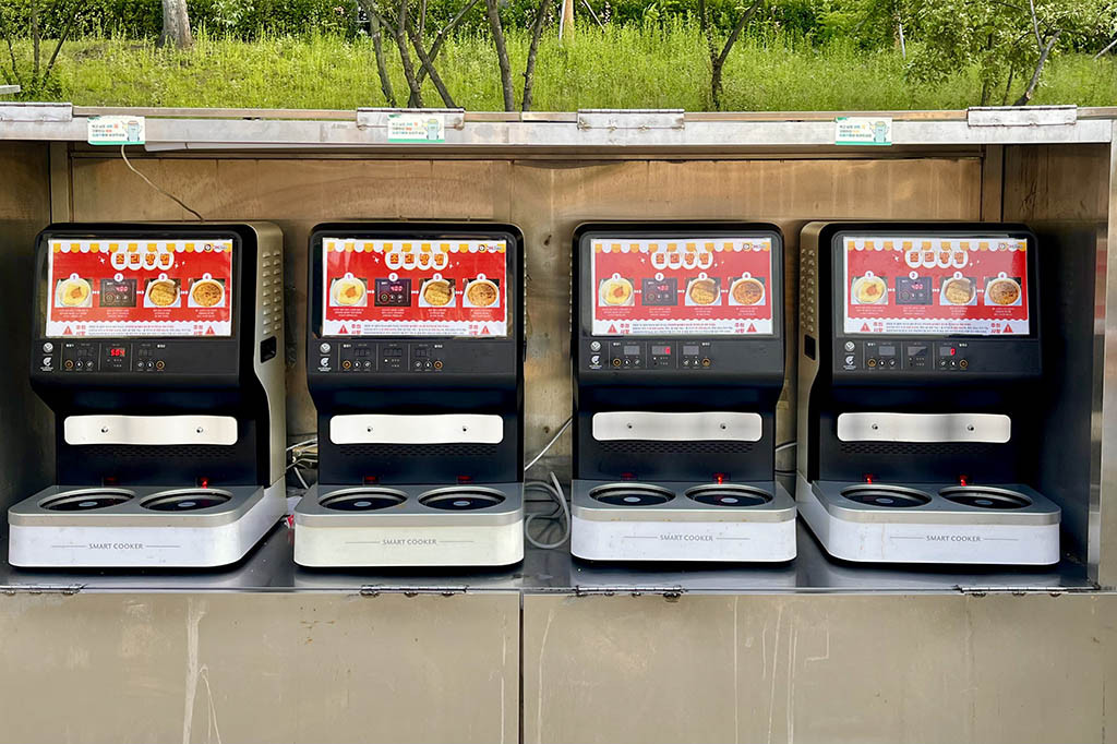 Sebuah minimarket di kawasan Sungai Han menyediakan ‘kompor’ untuk pengunjung yang ingin memasak ramyun.