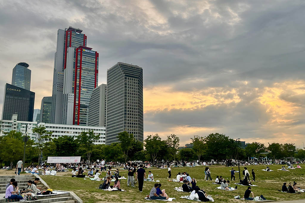 Berpiknik sambil menunggu matahari terbenam di Sungai Han.