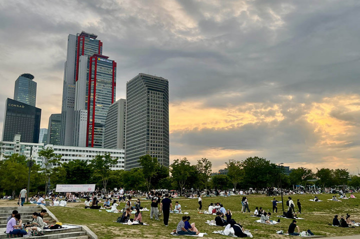 Berpiknik sambil menunggu matahari terbenam di Sungai Han.