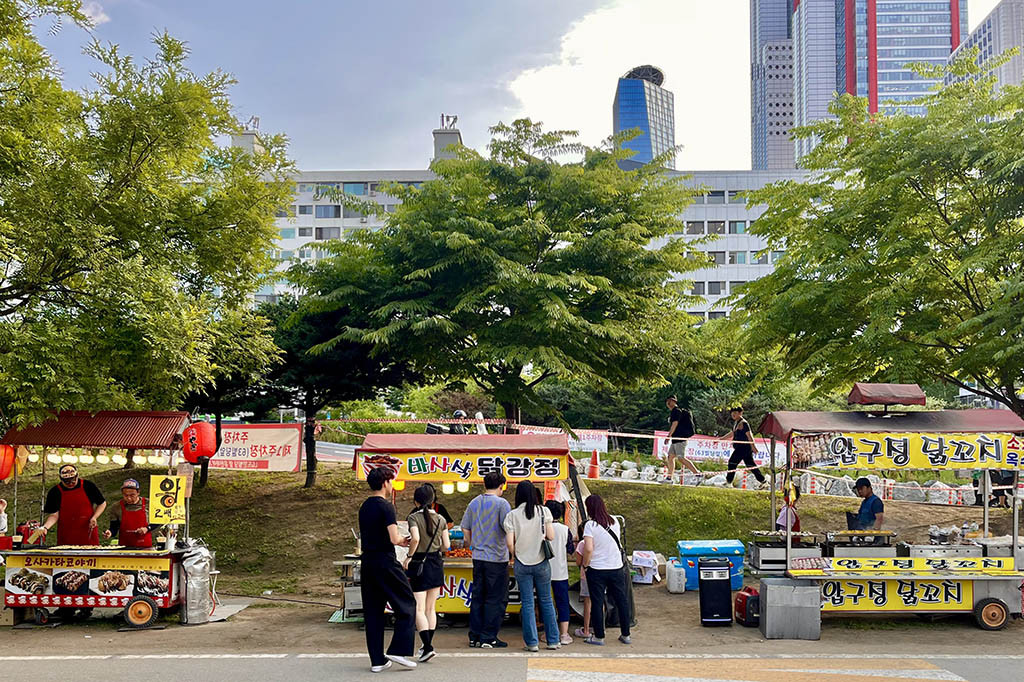 Di sekitar kawasan Sungai Han juga terdapat banyak jajanan khas Korea.