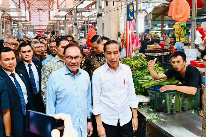 Keduanya berjalan menyusuri pasar, setelah sebelumnya mengadakan pertemuan di Seri Perdana, Putrajaya.